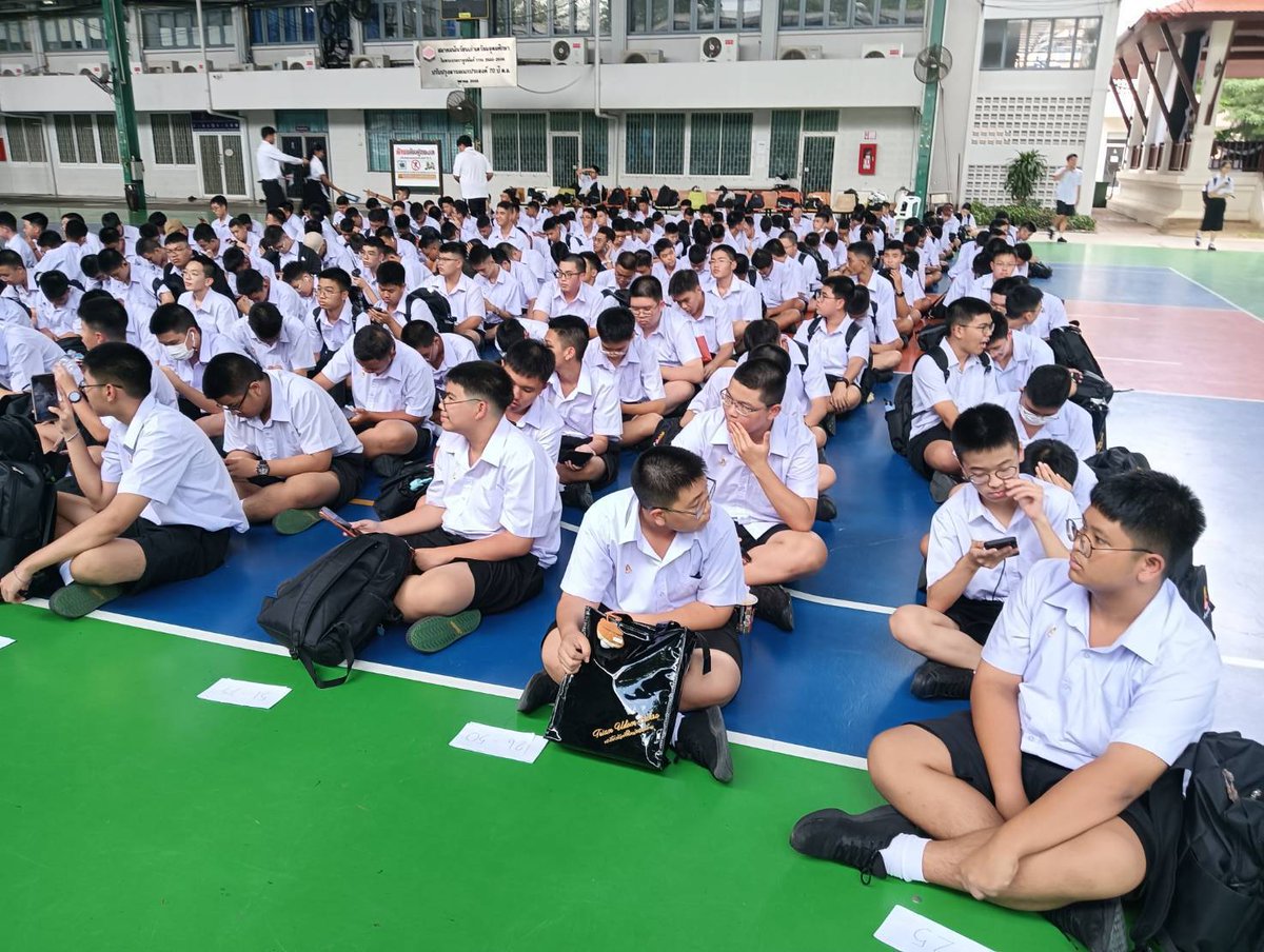 _Cav2Div's tweet photo. ม.1 พัน.1 รอ. สนับสนุนกำลังพลจิตอาสา และรถยนต์โดยสารขนาดใหญ่ รับ-ส่ง นักศึกษาวิชาทหาร ชั้นปีที่ 1 ของโรงเรียนเตรียมอุดมศึกษา เพื่อมารายงานตัวเข้าเป็นนักศึกษาวิชาทหาร ณ ศูนย์ฝึกนักศึกษาวิชาทหาร ถนนวิภาวดี เขตดินแดง กทม. https://t.co/FTUnCqNHnp