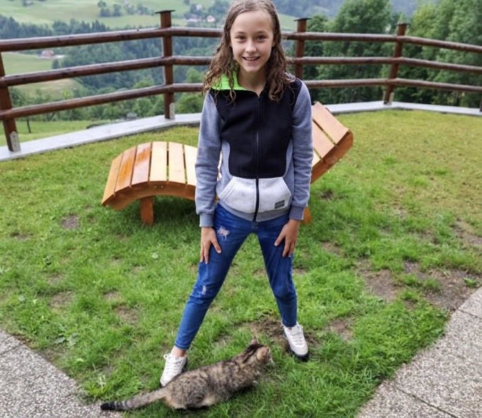 rebew_lexa's tweet photo. Vor genau fünf Jahren, am 26. Juni 2021, wurde die 13-jährige Léonie aus Österreich in Wien ermordet. 

Man fand ihren leblosen Körper, in einen Teppich gewickelt, am Fuß eines Baumes – weggeworfen wie Abfall. Zuvor hatten vier afghanische Migranten im Alter zwischen 16 und 23 Jahren sie mit Ecstasy betäubt, mehrfach vergewaltigt und schließlich erstickt. Die Täter filmten Teile der Tat und entsorgten das Mädchen danach aus der Wohnung, in der das Grauen stattgefunden hatte.

Der Fall erschütterte Österreich zutiefst. Er löste tiefe Trauer und berechtigte Wut aus.
Dennoch gab es Stimmen, die das eigentliche Problem verschieben wollten: Gruppen wie Alerta Feminista kritisierten die Berichterstattung als „rassistisch“ – allein weil die Herkunft der Täter genannt wurde. 
Statt Mitgefühl mit dem Opfer und Konsequenzen zu fordern, ging es manchen wieder einmal nur darum, unangenehme Wahrheiten totzuschweigen.

Ruhe in Frieden, Léonie. Dein Schicksal darf nicht vergessen werden. 🕯️🙏