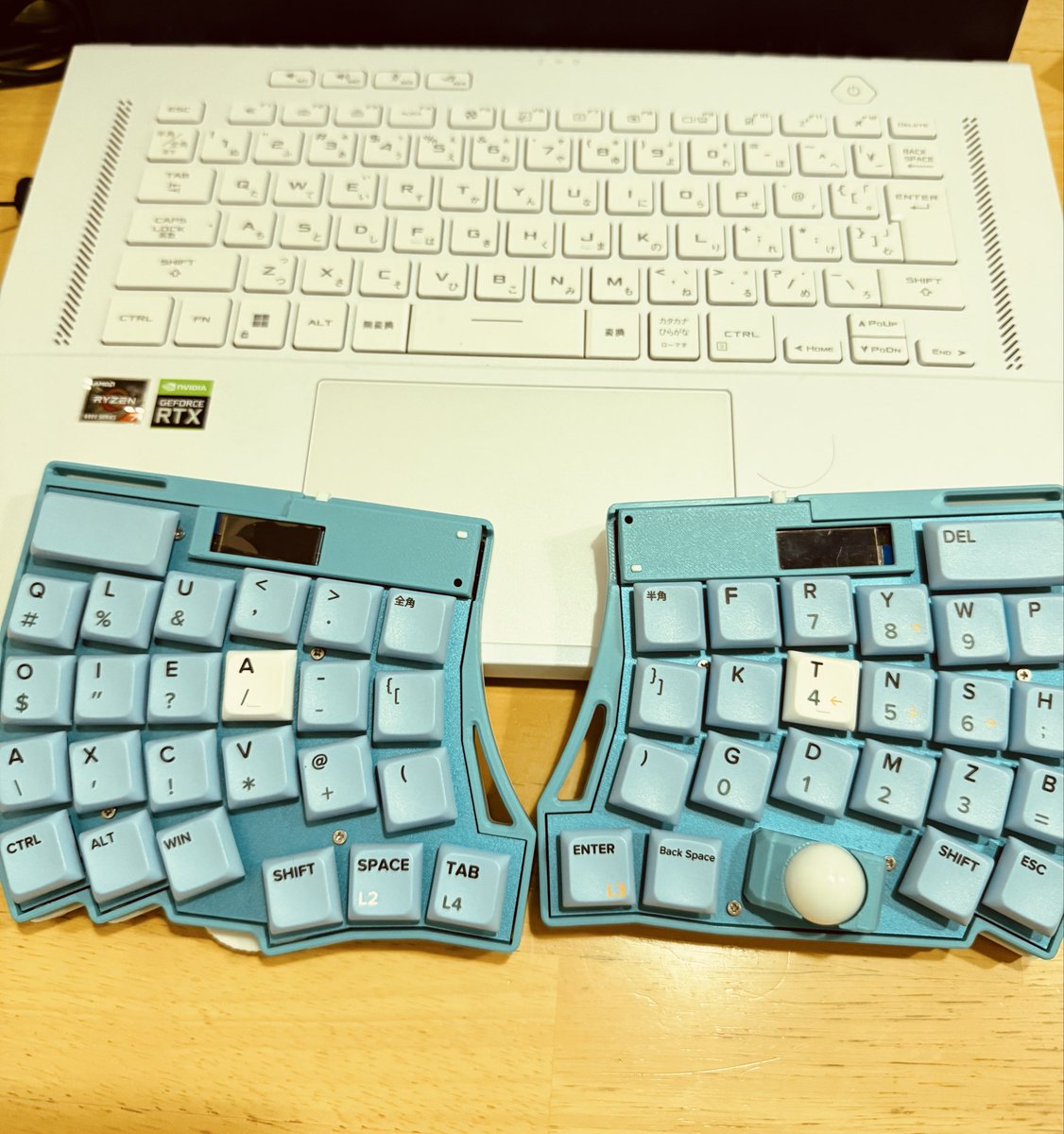 blackberry50s's tweet photo. LoTomのケース交換。元のライトブルー。統一感最高。#LoTom 分割キーボード　＃lotus配列 https://t.co/WyBVRCiXr0