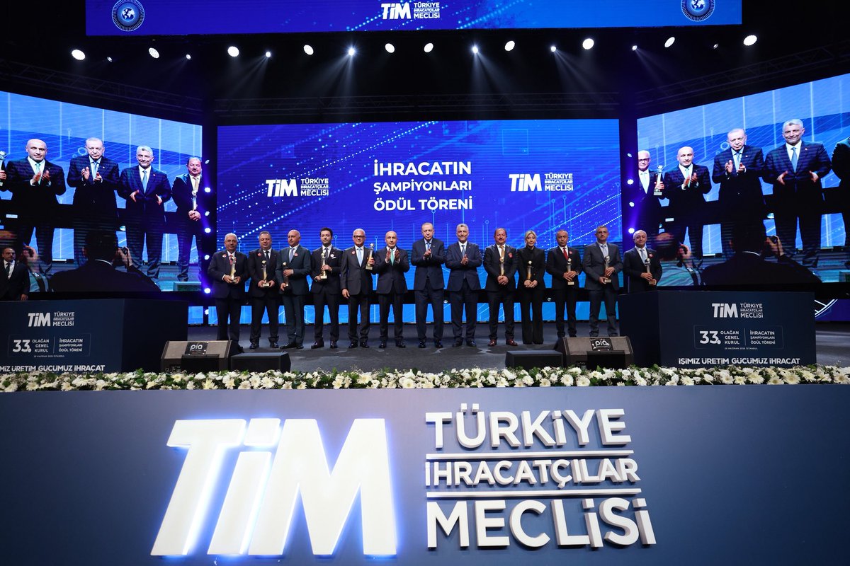 burhanduran's tweet photo. Cumhurbaşkanımız Sayın Recep Tayyip Erdoğan, Türkiye İhracatçılar Meclisi (TİM) 33. Genel Kurulu ve İhracat Şampiyonları Ödül Töreni’nde yaptığı konuşmada, ihracatta elde edilen başarının üretim, yatırım ve kararlı ekonomi politikalarının bir sonucu olduğunu belirterek ihracatçıların Türkiye’nin büyümesindeki rolüne dikkat çekti.

Cumhurbaşkanımız, Türkiye’nin mal ve hizmet ihracatında Cumhuriyet tarihinin en yüksek seviyelerine ulaştığını ifade ederek, yüksek teknolojili üretim ile savunma sanayiinde kaydedilen ilerlemenin ihracata da güçlü şekilde yansıdığını söyledi. İhracatın ülke geneline yayılması ve yeni pazarlara açılması için çalışmaların sürdüğünü vurguladı.

İhracatçılara sağlanan desteklerin artarak devam edeceğini belirten Cumhurbaşkanımız, reeskont kredilerinin günlük limitinin 5 milyar liraya çıkarılacağını açıkladı.