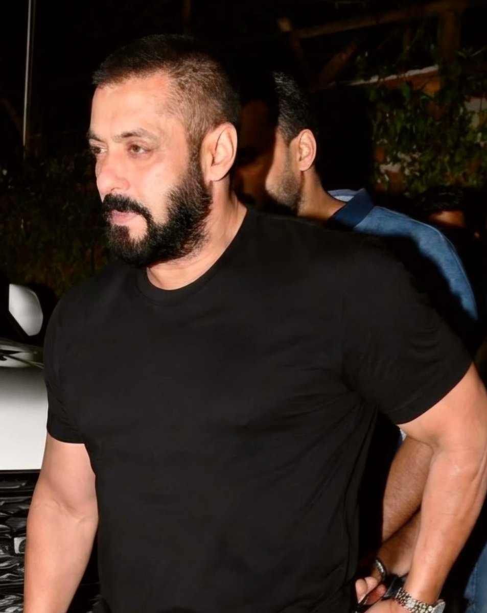 SalluArabFC's tweet photo. OMGGGGG!!! WTF IS THIS LOOK MAAAAAN 🔥🤯🥵🧨

GET READY FOR MASS HYSTERIA WITH #SVC63 NEXT EID!! 🧨🔥

#SalmanKhan https://t.co/5K2QuU1ocu