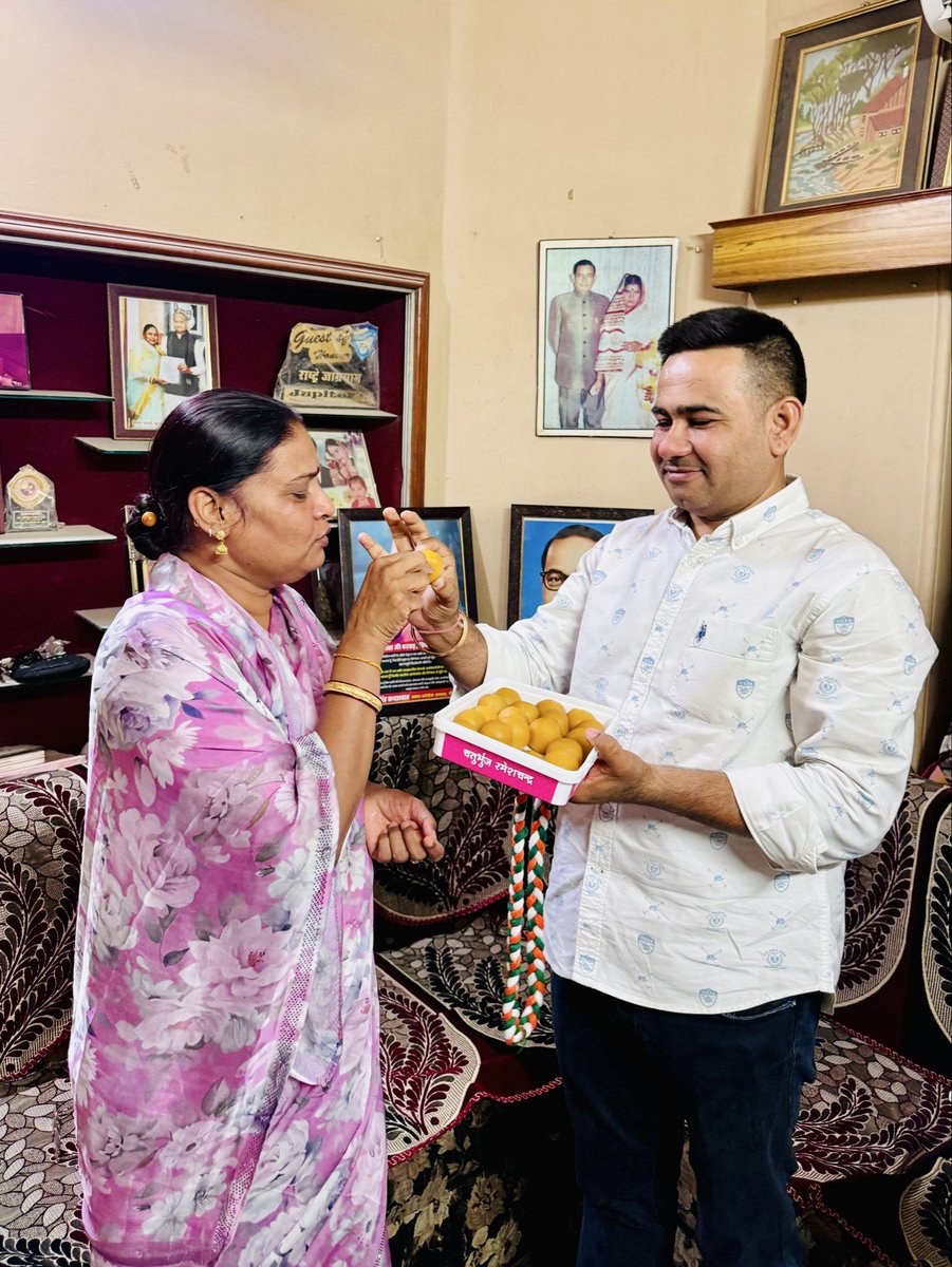 ChetanGwala's tweet photo. जोधपुर ग्रामीण जिला कांग्रेस कमेटी की नवीन कार्यकारिणी में मुझे महासचिव पद की जिम्मेदारी सौंपने पर जोधपुर ग्रामीण जिला कांग्रेस कमेटी की अध्यक्ष एवं भोपालगढ़ विधायक श्रीमती गीता जी बरवड़ का मुंह मीठा करवाकर हार्दिक आभार एवं धन्यवाद व्यक्त किया।

इस जिम्मेदारी के निर्वहन हेतु मैं पूर्ण निष्ठा, समर्पण एवं ईमानदारी के साथ संगठन को मजबूत बनाने के लिए सदैव तत्पर रहूंगा।
#ChetanRamGwala #Jodhpur