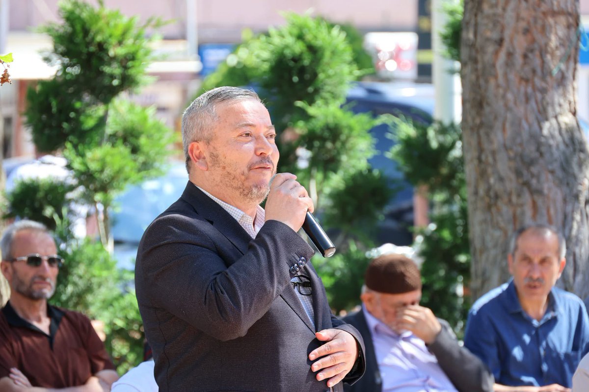 AKPartiGerede's tweet photo. “Vatandaş Soruyor, Başkan Cevaplıyor” programımız kapsamında Geredeli kıymetli hemşehrilerimizle bir araya gelmenin mutluluğunu yaşadık. Cumhuriyet Meydanı Belediye Çay Bahçesi’nde vatandaşlarımızın sorularını samimiyetle yanıtladık. https://t.co/7pfNVyHj2S