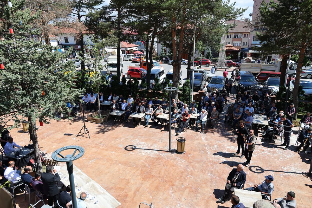 AKPartiGerede's tweet photo. “Vatandaş Soruyor, Başkan Cevaplıyor” programımız kapsamında Geredeli kıymetli hemşehrilerimizle bir araya gelmenin mutluluğunu yaşadık. Cumhuriyet Meydanı Belediye Çay Bahçesi’nde vatandaşlarımızın sorularını samimiyetle yanıtladık. https://t.co/7pfNVyHj2S