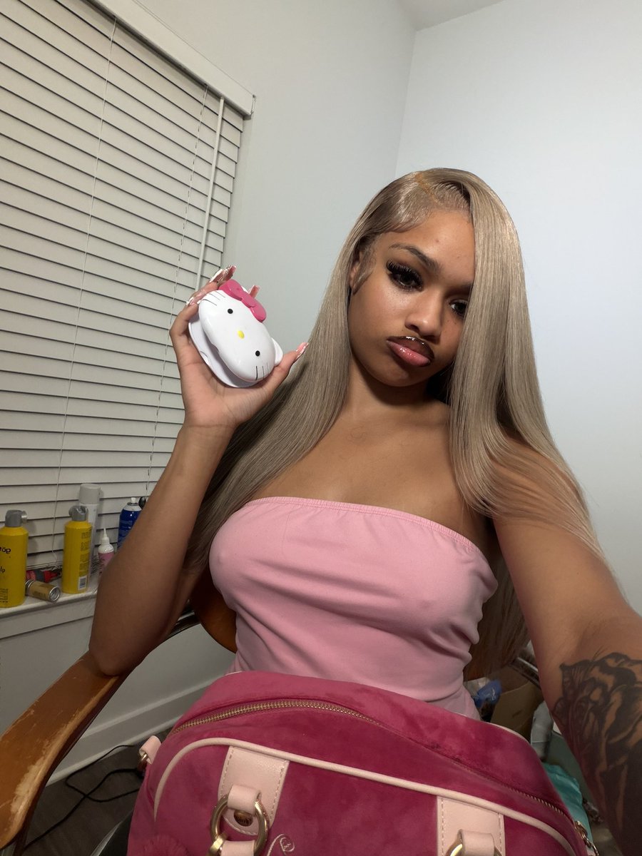 hellotr1nnn's tweet photo. My Barbie Bday Otw🎀💐🫦 https://t.co/YRok080dgf