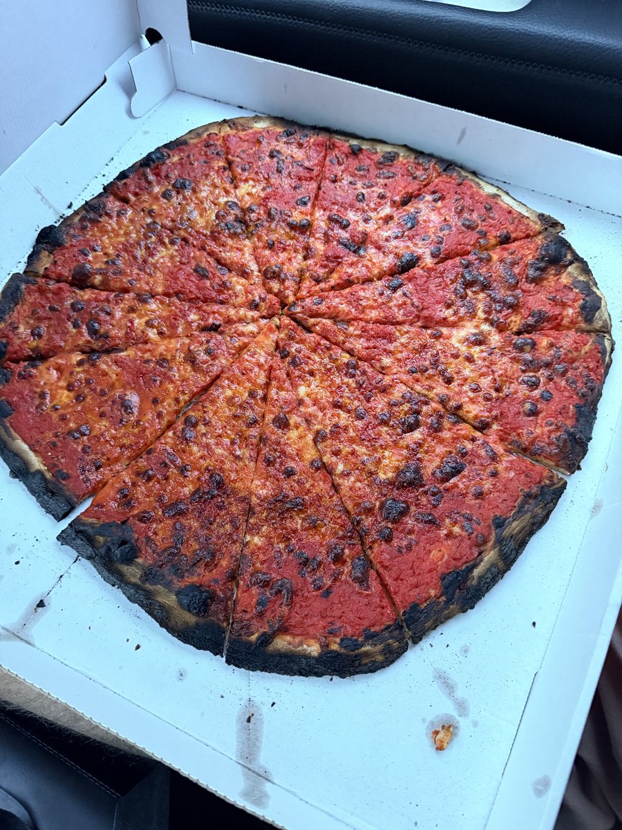 cperruna's tweet photo. Portnoy rated Sally Apizza a 9.3 (New Haven).

The family struggles to give it a 7.0 with such burnt crust.

The tomato sauce was amazing...
We love coal fired and brick oven pizzas but this was not an enjoyable pizza.

Very disappointed. https://t.co/0lqeshlKc7