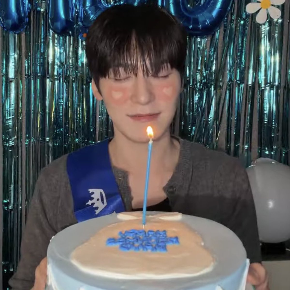 OOO11O_'s tweet photo. 기염둥아 생일추카해💙💙 https://t.co/eFKxBOgiFr