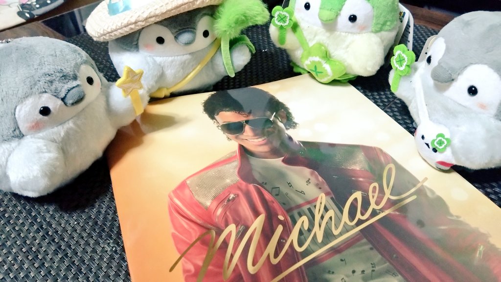 s2eye's tweet photo. このマイケル旋風で何が嬉しいって、古参ファンが変にマウント取るでもなく、ゴシップネタの彼しか知らなかった層や初めて彼を知った若い世代を暖かく迎え入れていることよ
過去は過去
「今の私は彼のファン」
それだけで仲良くするに十分な理由

マイケル、ようやくここまで来たよ

#映画マイケル体感 https://t.co/PqlqU02CDw