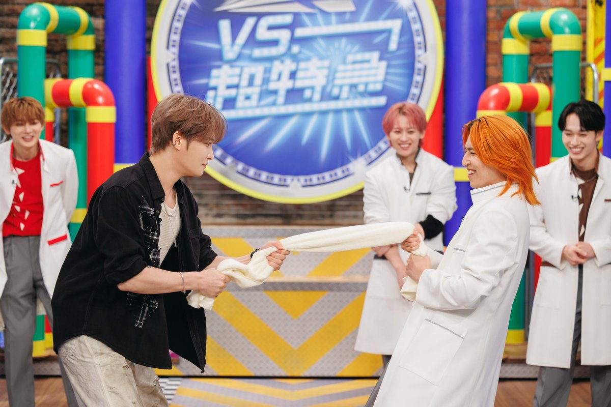 TVGweb's tweet photo. 「VS.超特急」6/29放送⏰

ジェジュンが降臨
そのかっこ良さにマサヒロは
「肌きれいですね」と心の声が💭

”相撲3番勝負”では
シューヤがジェジュンにハグ
スタジオはプチパニック状態に💦

タカシが「サイみたいに強い」と
驚くほどの才能を発揮した人も…

https://t.co/S5LS3EokvR

#VS超特急 https://t.co/oLxlvH2yos