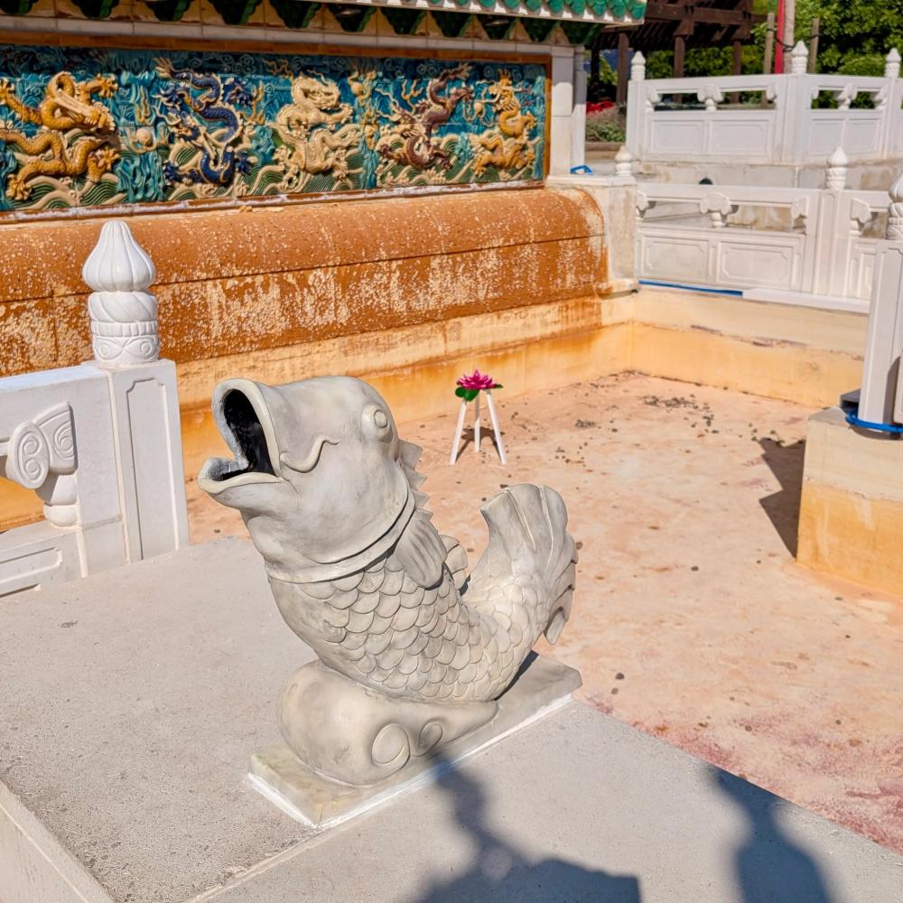pafans's tweet photo. El punto refrescante de la Fuente del Dragón, que volvió a ponerse en funcionamiento el año pasado, se amplía con la incorporación de nuevos surtidores en el estanque de la Plaza Imperial 🪷. Se pondrá en funcionamiento próximamente. https://t.co/HLZ0n2BvjO