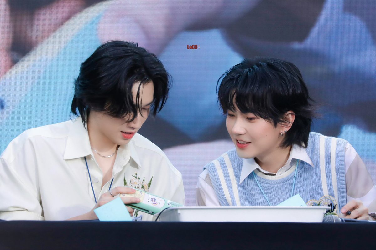 ZhangRui199572's tweet photo. "If you truly care about someone, how could you bear to let them stand with you at the center of the storm? "
"I don't want your sacrifice. Rather than being pushed away, I want to stand shoulder to shoulder with you."🖤💙
#BibleBuild #ไบเบิ้ลบิว #Bubbles https://t.co/qjAv1IcaLj