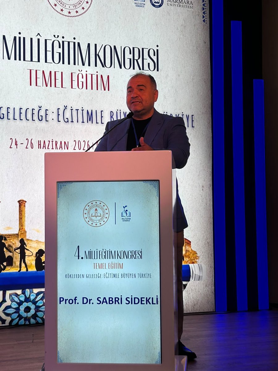 SabriSidekli's tweet photo. 4. Millî Eğitim Kongresi’ni değerli oturumlarla tamamladık. Danışma Kurulu Üyesi olarak katkı sunduğum bu organizasyonda, panel konuşmacısı olarak 'Algoritmaların Gölgesinde Büyümek: Hızlı Uyaranlar, Yavaşlayan Beyinler' sunumumla dijitalleşmenin pedagojik etkilerini ele aldım. https://t.co/eipteZ042q