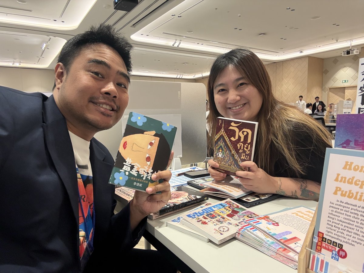 AvocadoBooksTH's tweet photo. นี่คือ Leticia Wong หนึ่งในเพื่อนแวดวงหนังสือนานาชาติของ Avocado Books เธอเป็นเจ้าของสำนักพิมพ์และร้านหนังสือ Hunter Bookstore ในฮ่องกง ผลงานส่วนใหญ่ของเธอมุ่งเน้นการส่งเสริมประชาธิปไตยและความเท่าเทียมในสังคม ไม่นานมานี้เธอก็เพิ่งซื้อลิขสิทธิ์หนังสือภาษาไทย 2 เล่มเพื่อเตรียมแปลเป็นภาษาจีน (Traditional Chinese) นั่นคือเรื่อง 2475 นักเขียนผีแห่งสยาม (โดย สะอาด) และ ด้วยรักและผุพัง (โดย นริศพงศ์ รักวัฒนานนท์)
ㅤ
เมื่อเดือนมีนาคมที่ผ่านมา เธอเพิ่งมาร่วมงานหนังสือที่ประเทศไทย และได้มีโอกาสเจรจาแลกเปลี่ยนกับคุณทอม บรรณาธิการบริหารสำนักพิมพ์อะวโวคาโด บุ๊กส์ ทั้งเรื่องแวดวงหนังสือ และสังคมการเมือง เธอบอกว่าเธอชื่นชอบหนังสือ The Almost Prime Minister มาก ๆ และเธอยังแวะมาที่บูทอะโวคาโด บุ๊กส์ เพื่ออุดหนุนเสื้อยืดรุ่นพิเศษที่หนังสือ The Almost Prime Minister คอลแล็บกับแบรนด์ Chemise อีกด้วย
ㅤ
สองวันที่ผ่านมา เห็นข่าวของเธอในเว็บไซต์สำนักข่าวต่างประเทศมากมายว่าเธอถูกตำรวจฮ่องกงจับกุมด้วยข้อกล่าวหาว่าจำหน่ายหนังสือที่ปลุกปั่นยุยงให้ประชาชนเกลียดชังรัฐบาล นอกจากนั้นแล้วในเว็บไซต์บางแห่งยังระบุด้วยว่ากิจกรรมต่าง ๆ ที่จัดที่ร้านหนังสือของเธอก็เข้าข่ายมีประเด็นสุ่มเสี่ยงเช่นเดียวกัน
ㅤ
ในฐานะสำนักพิมพ์เล็ก ๆ ที่ยืนอยู่บนความเชื่อเรื่องประชาธิปไตยและเสรีภาพในการอ่านมาโดยตลอด เราขอส่งกำลังใจให้ Leticia Wong เพื่อนของเรา จงผ่านช่วงเวลานี้ไปได้อย่างปลอดภัยและรวดเร็วที่สุด และเราขอยืนเคียงข้างเสรีภาพสื่อมวลชนทุกแขนง ไม่ว่าคุณจะอยู่พื้นที่ใดในโลกก็ตาม และขอย้ำอีกครั้งว่า...หนังสือไม่ใช่อาชญากรรม