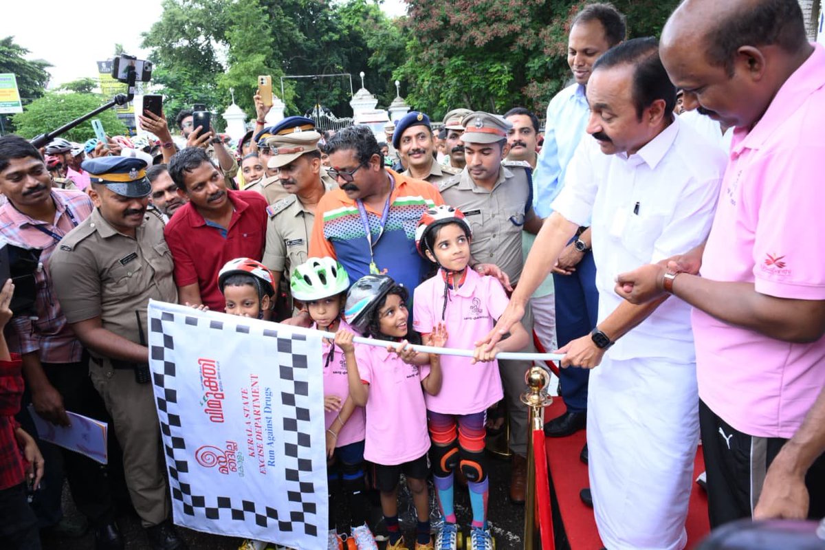 vdsatheesan's tweet photo. Flagged off the rally in Thiruvananthapuram as part of the observance of the International Day Against Drug Abuse and Illicit Trafficking. Let us join hands in building a drug-free #Keralam and protect our future generations. 
#SayNoToDrugs 
#PuthuyugaKeralam #Kerala https://t.co/9Q0XQFdeN1