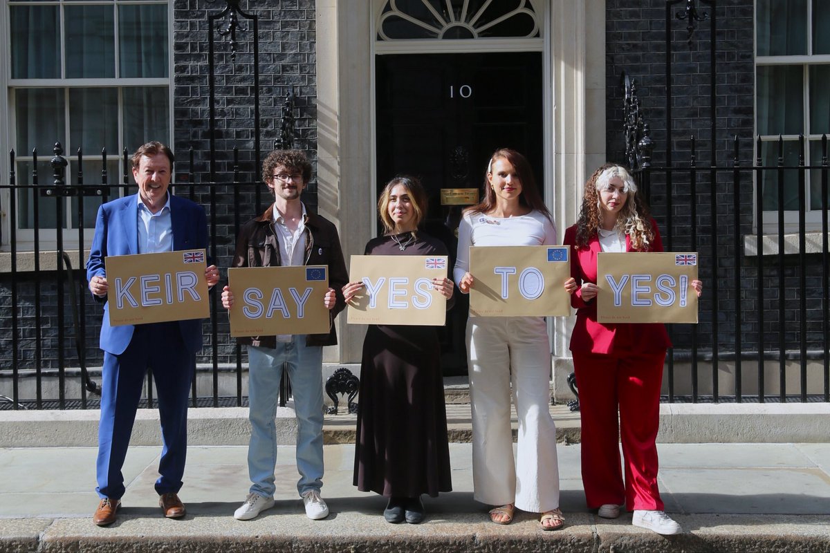 MadeleinaKay's tweet photo. Unquestionably the highlight of my political career… Meeting Larry@Number10cat! 😻 We went to Downing Street to hand in @youngeuromove’s open letter on the #YouthExperienceScheme ✉️🇬🇧🇪🇺 now open for public signatures here: https://t.co/P5WpOvEOI5 https://t.co/rjHxvZ2iru