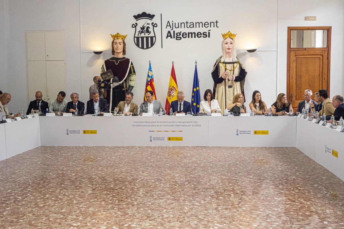 territorialgob's tweet photo. El Gobierno de España ha ejecutado más de 9.600M€ para la reconstrucción tras la DANA.

🔹 4.500M€ abonados por el Consorcio de Seguros (99,5% gestionado)
🔹 1.745M€ a ayuntamientos (asumiendo el 100% del coste)

🔍+ info 👇
https://t.co/6tdOk9MzLI https://t.co/4TnNtrHR90