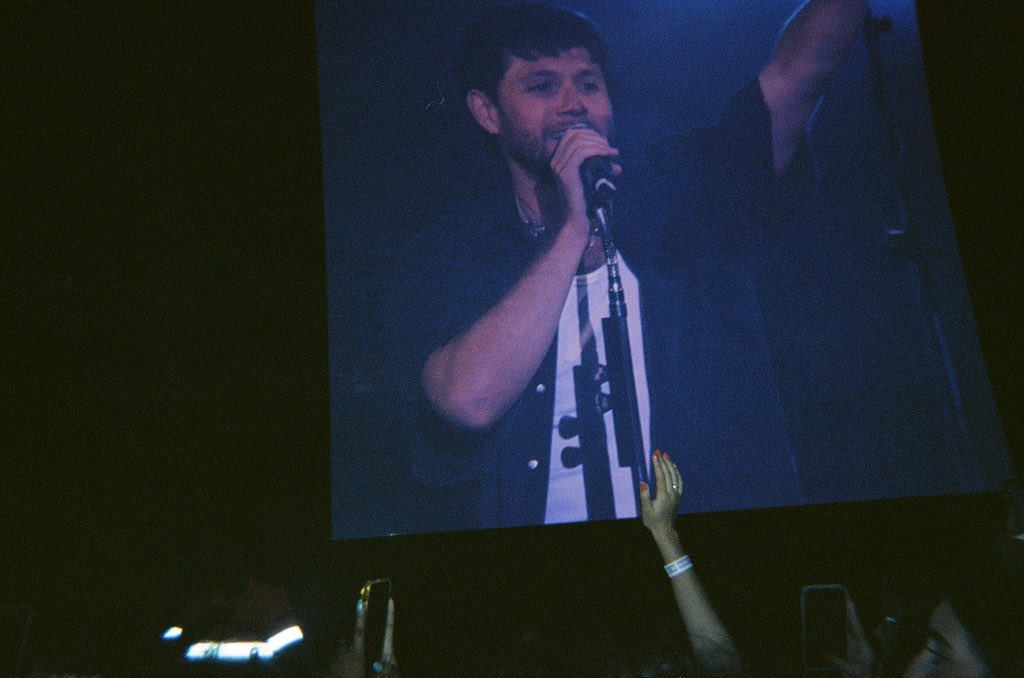 horanera's tweet photo. hii @hshq im a brazilian fan visiting london for the 1st time 🇧🇷🇬🇧 im OBSESSED with analog cams, these were some of the photos i took at niall's concert the last time he went to brazil <3 https://t.co/kqa8lG02Le