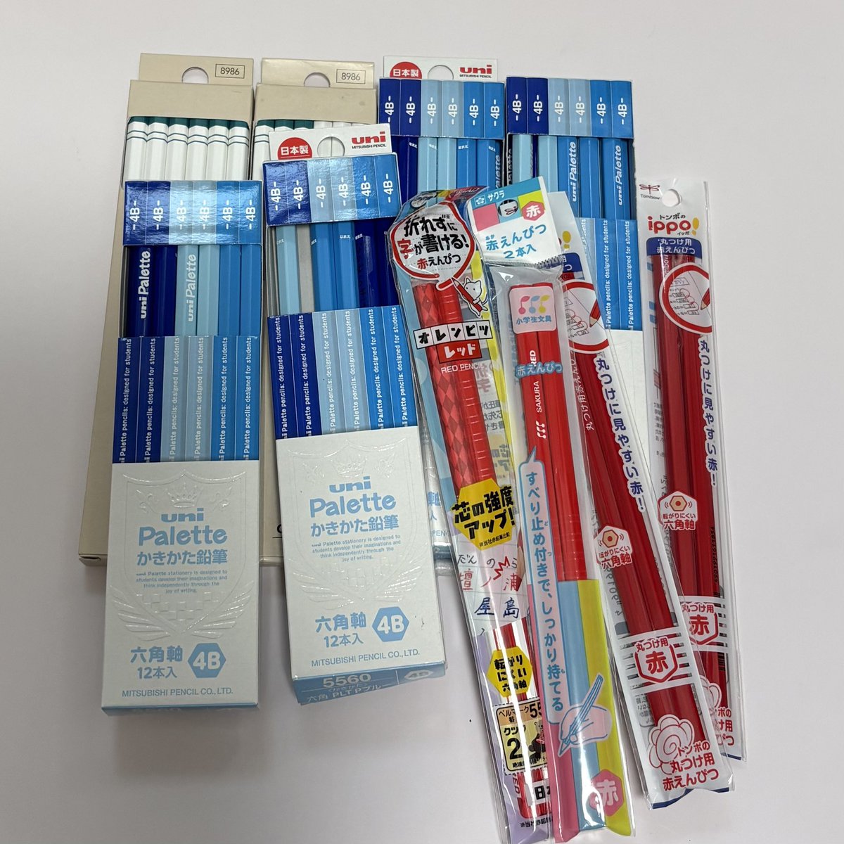 sabu_ud's tweet photo. 入学準備で事前に買ってしまうと困った事になるから、下調べした方が良いって例を伝えておくね！

これが我が家の小2の在庫です。今だに使いきれていません💦

なぜこんなに在庫があるのかと言うと… https://t.co/1Q0U1bpbUb