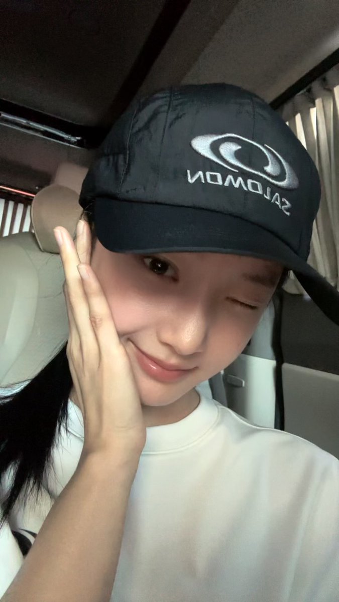 yeonwookini121's tweet photo. 지치고 힘들고 슬프지만 너무 귀엽고 이쁜 다빈이😍🧡👽
#연우 #이다빈 #Yeonwoo #Leedabin #Chloelxxlxx #ヨヌ https://t.co/sC3wmSKEkp