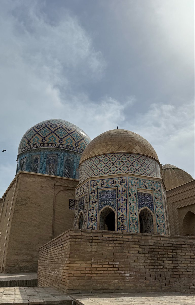 gurhistorian's tweet photo. Gök mavisi ile tuğla renginin harika uyumunu sunan bu köşe, Şah-ı Zende’nin girişindeki o mistik atmosfer Uluğ Bey’in Hocası Kadızade Rumi’nin türbesidir 💙🤎 

#semerkant #şahızinde #turkistan #özbekistan🇹🇷🇺🇿🇹🇷🇺🇿 #travel https://t.co/LTFLe83HkZ