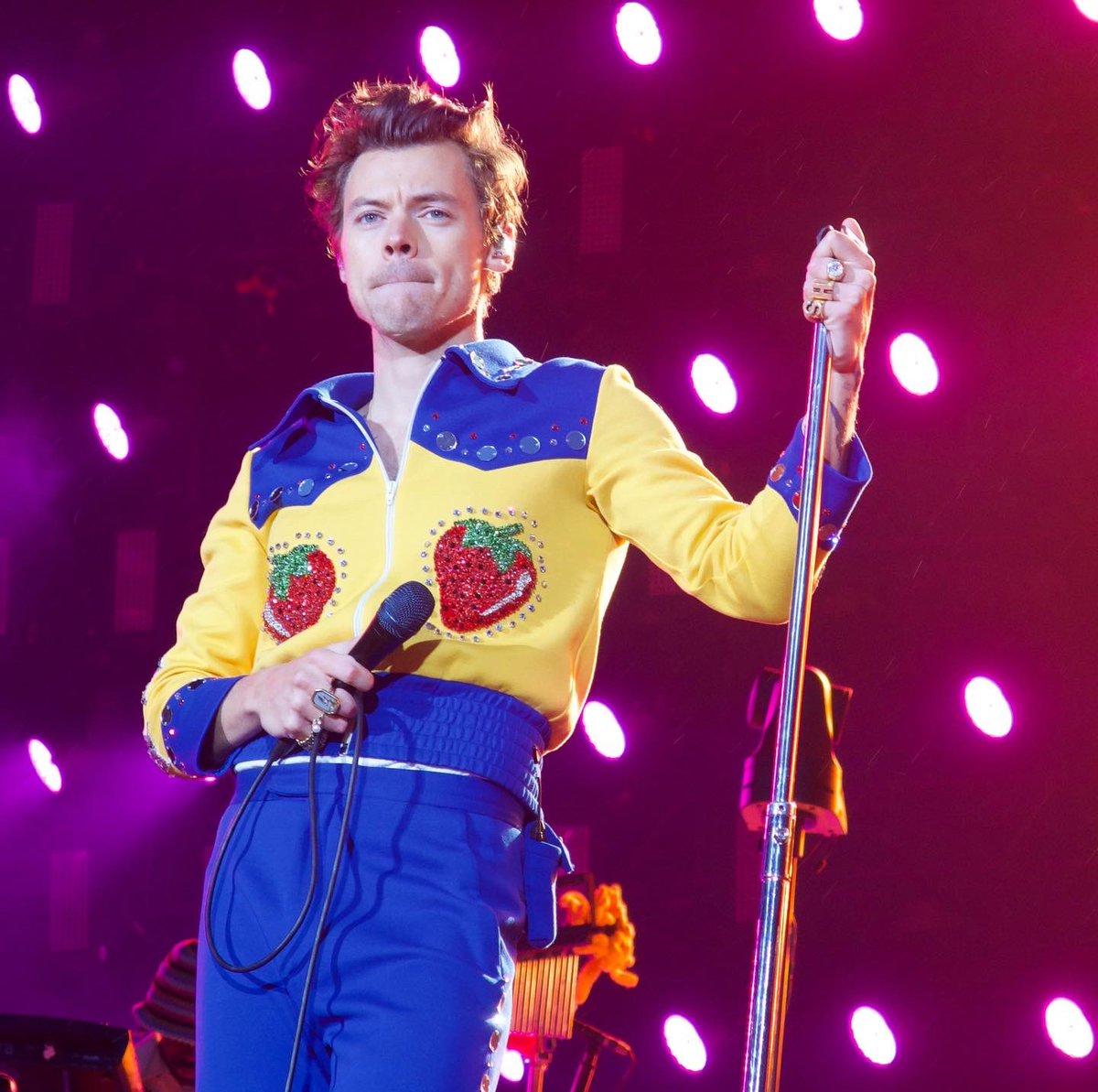 tiredseas's tweet photo. @Harry_Styles @hsdaily it’s my first time at a harry show since 2022, i would love the chance to be photographer occasionally 🥺 https://t.co/DbfRk78gkb