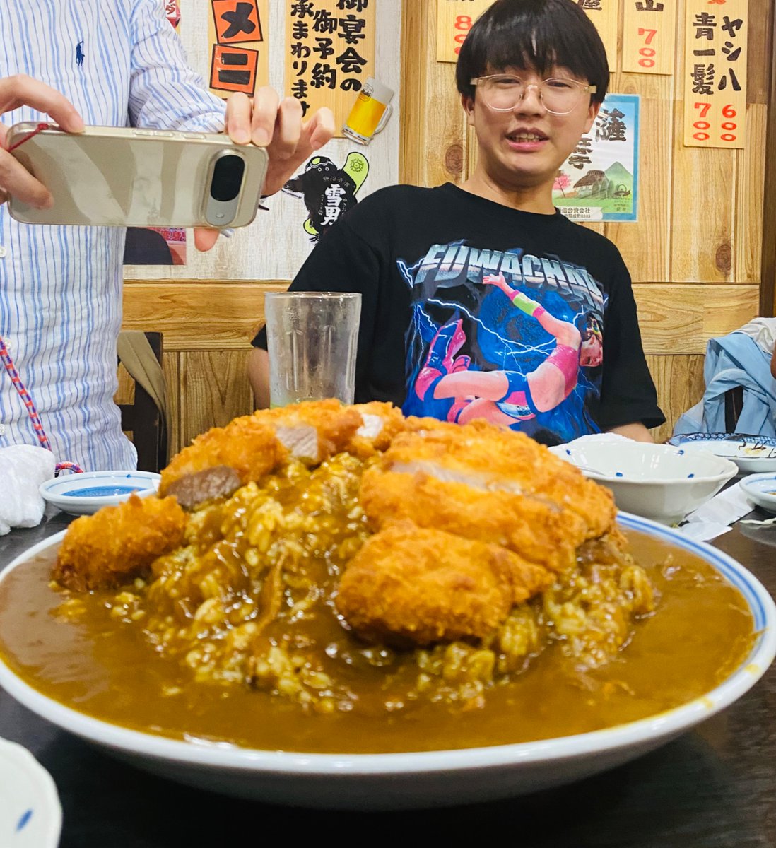 comaki365's tweet photo. 今日は例会でした

①古田龍生元奨三段の指導対局
対雁木　▲4六同飛車 △同馬 ▲4三香として その気合を褒められたました笑
②指導対局の後にメンバーさん同士で対局
場所を移して 朝日アマ名人戦とアマ竜王戦のお疲れ様会でした
③特盛のカツカレーにビックリ

楽しかった😊また頑張ります https://t.co/pQLN3eEMSX