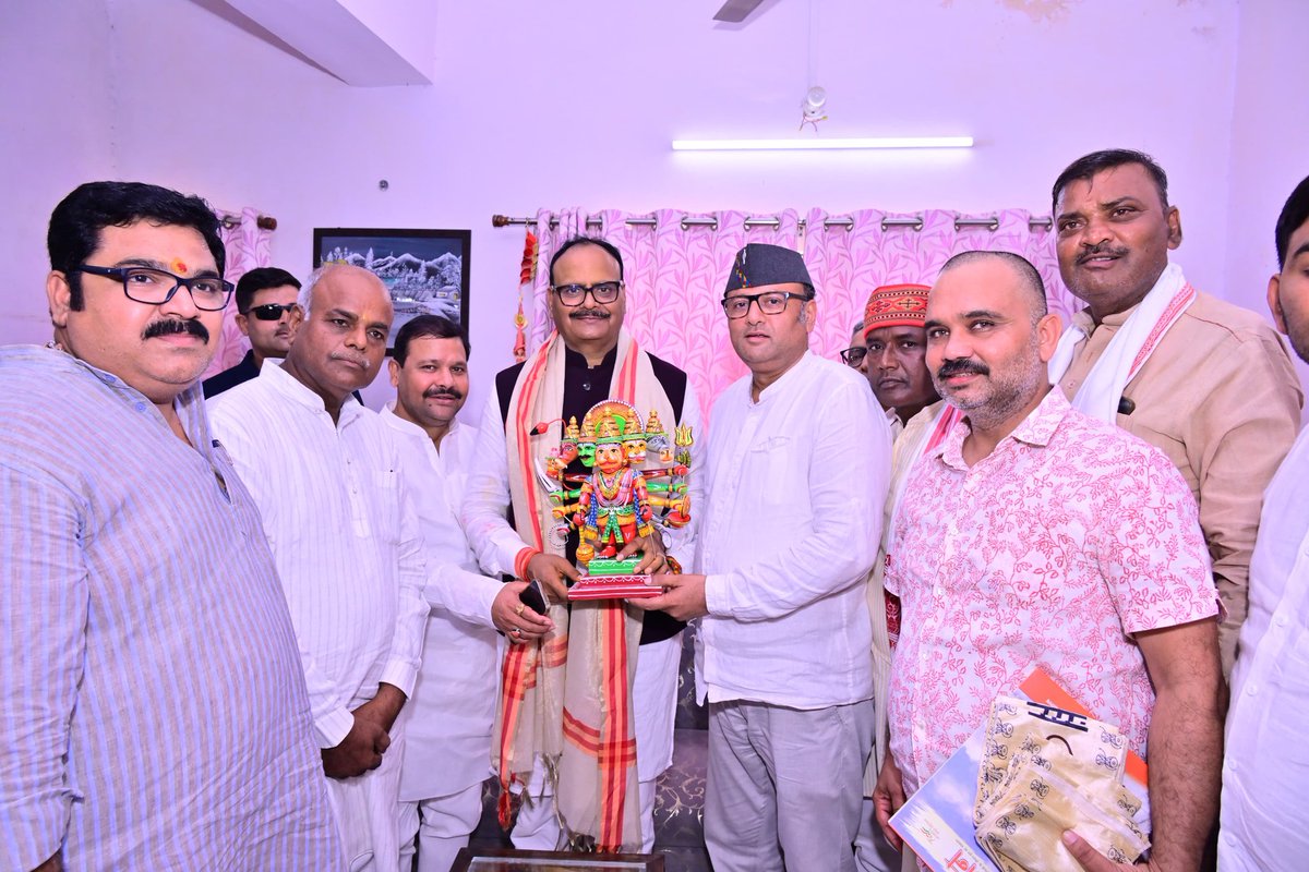 brajeshpathakup's tweet photo. आज बाबा काशी विश्वनाथ जी की पावन धरा जनपद वाराणसी  स्थित जगतपुर डिग्री कॉलेज में मा० महानगर अध्यक्ष, भाजपा, वाराणसी श्री प्रदीप अग्रहरि जी, मा० जिलाध्यक्ष, भाजपा, वाराणसी श्री राम सकल पटेल जी, मा० विधायक श्री सौरभ श्रीवास्तव जी, मा० प्रदेश उपाध्यक्ष भारतीय जनता युवा मोर्चा श्री राजेश राजभर जी एवं गणमान्यजनों द्वारा आत्मीय स्वागत एवं अभिनंदन किया गया। आप सभी द्वारा मिले इस अप्रतिम स्नेह व अपनत्व के लिए हृदय से आभार व्यक्त करता हूं।

@BJP4India 
@BJP4UP