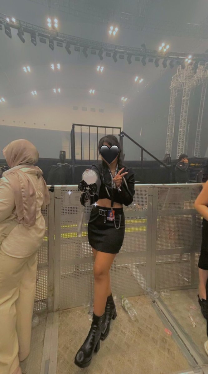 babushooky_'s tweet photo. diliat liat warna nya item mulu tiap konser https://t.co/XBu89PR8hW
