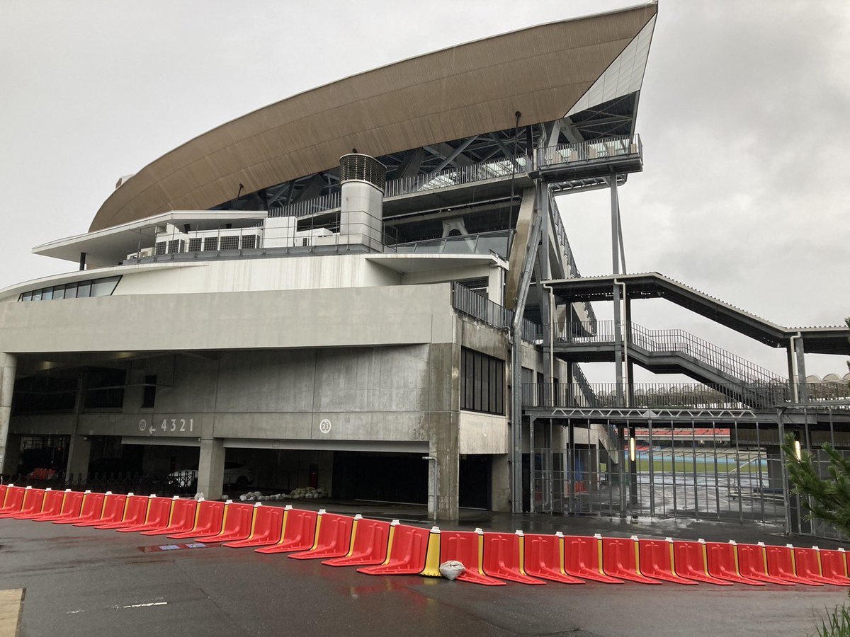 tapi19960802's tweet photo. 等々力止水対策されていました
大きな被害が出ませんように
#frontale
#川崎フロンターレ https://t.co/jTZ8nM7kCI