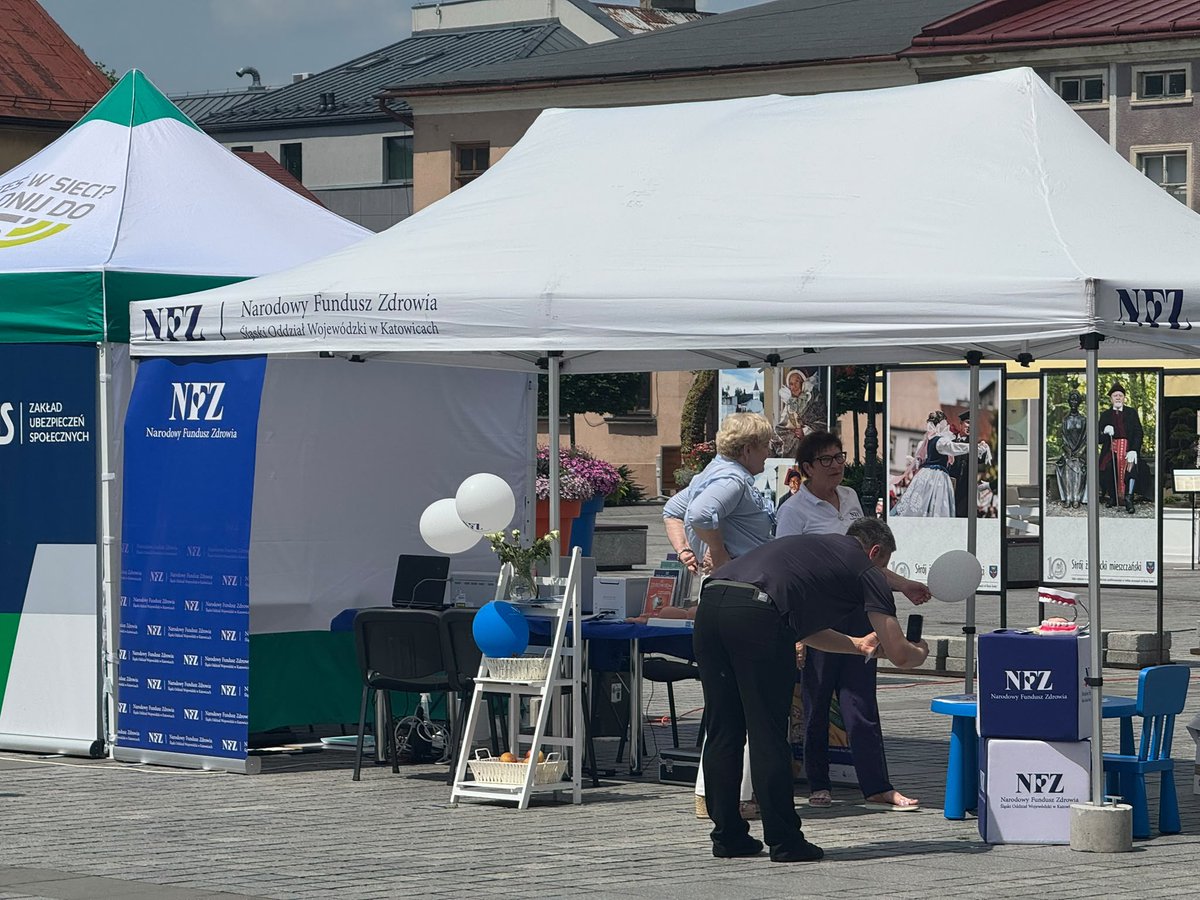 szachmad's tweet photo. TERAZ! Posłanka Małgorzata Pępek jest aktualnie na Dniu Zdrowia na rynku w Żywcu, który zamienił się w miasteczko medyczne. Może skusiły ją darmowe badania bez kolejki i możliwość konsultacji z ekspertami. 😉

"W godzinach od 9:00 do 14:00 mieszkańcy mają możliwość skorzystania z bezpłatnych badań profilaktycznych i konkursów z nagrodami, ale również wziąć udział w akcji poboru krwi oraz zarejestrować się jako potencjalny dawca szpiku". 

Wstęp i badania bezpłatne - jak czytam na oficjalnej stronie miasta.