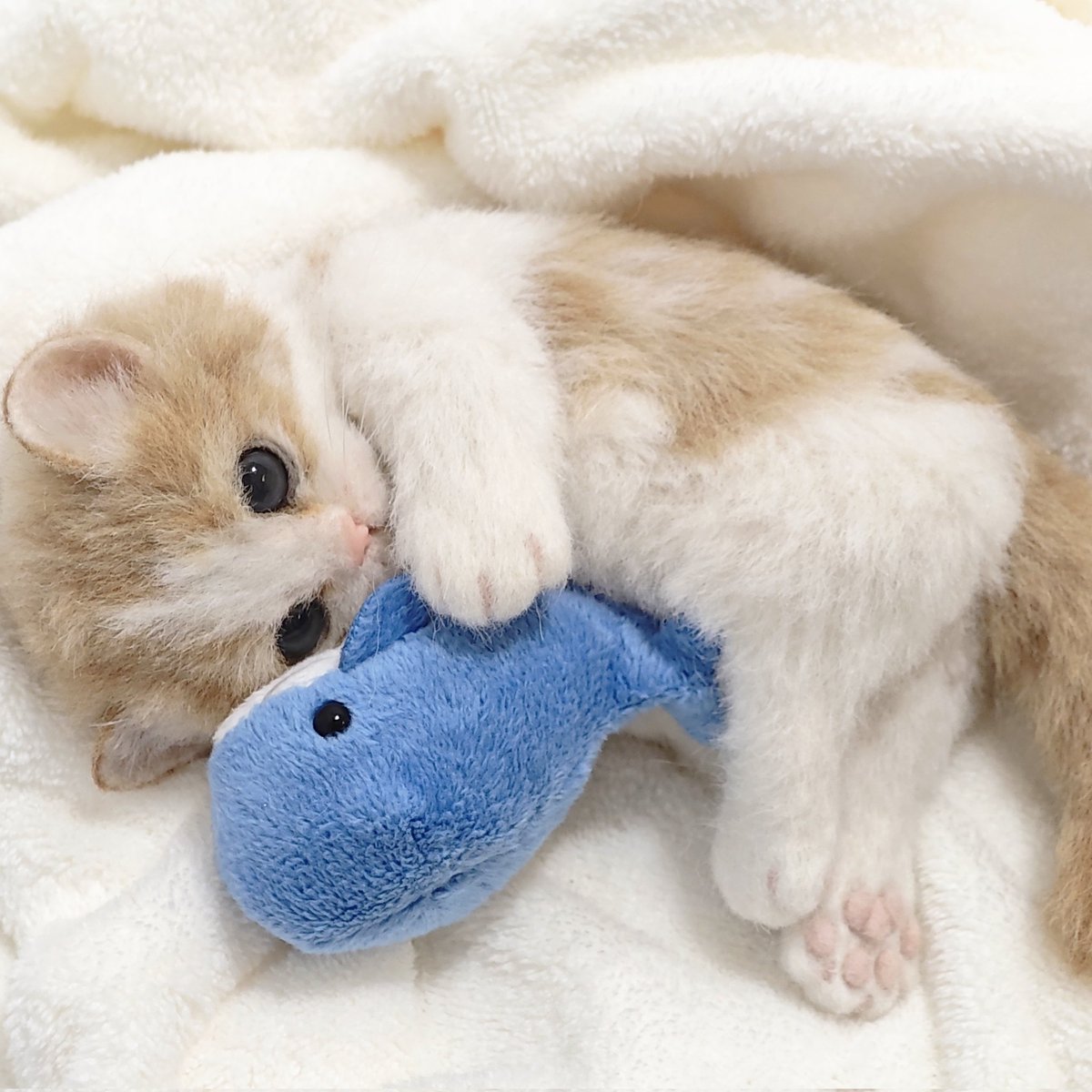 LocoMocoNeco's tweet photo. ごろごろむにゃむにゃ…🐈️
※羊毛フェルト作品です https://t.co/YKH1CIZJM3
