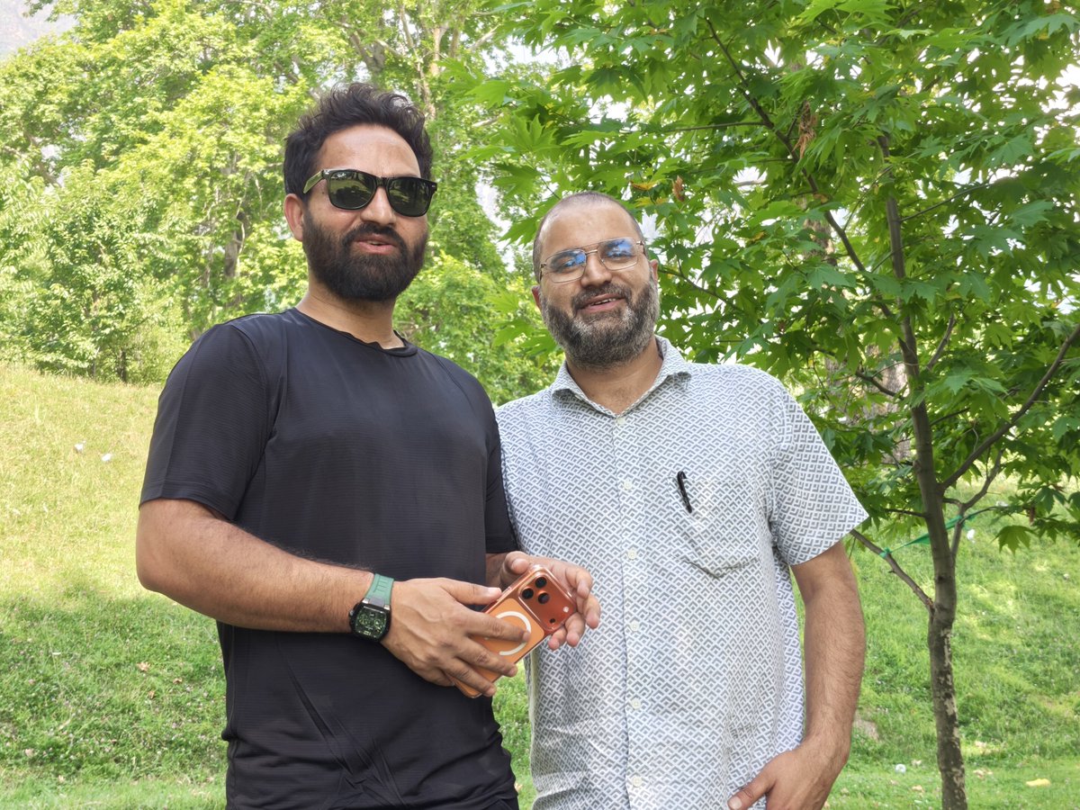 aapkamuddasir's tweet photo. Some meetings don't need many words, they simply bring peace to the heart. 🤍
@MehrajMalikAAPin In Kashmir after 10 months
#GoodVibes #Gratitude #PeacefulMoments #TogetherAgain #Friendship #Blessed #Memories #StayConnected #AAPMLA https://t.co/9nYcnM2LFL