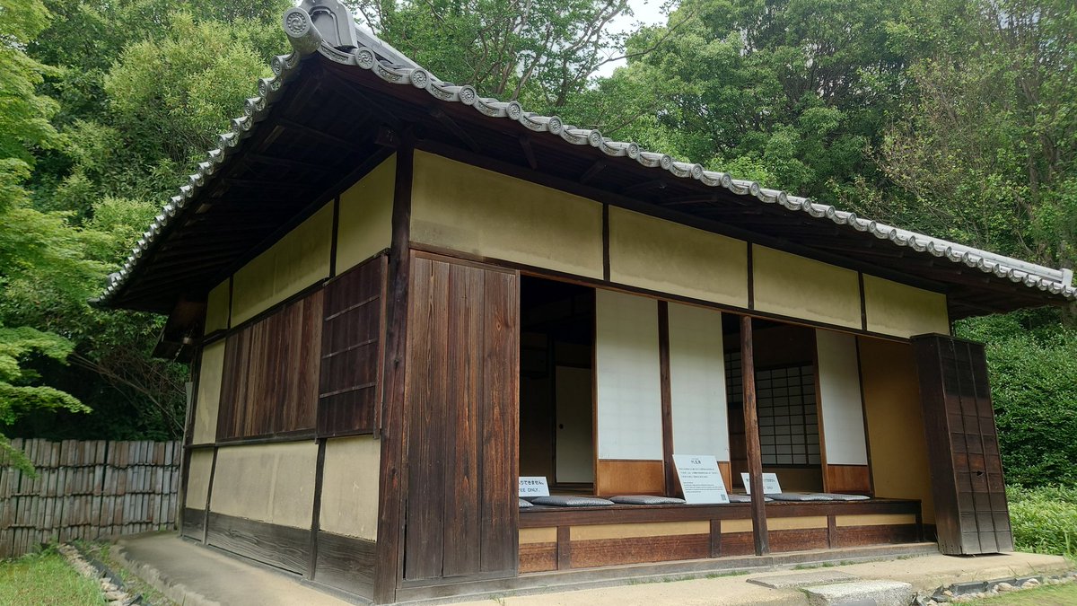 safa_are's tweet photo. 京都旅行
渉成園 (枳殻邸)⑪
代笠席

園内の中では少し離れみたいな場所にある前茶用茶室。
部屋は東西に一室ずつ。
雰囲気はいいのだけど、終盤に見たのでじっくり見る気力はなかったなぁ

建物名は人里離れた地を訪れた旅人が笠代わりに雨宿りする席の意味と考えられているとの事。 https://t.co/54tP1bao1Y
