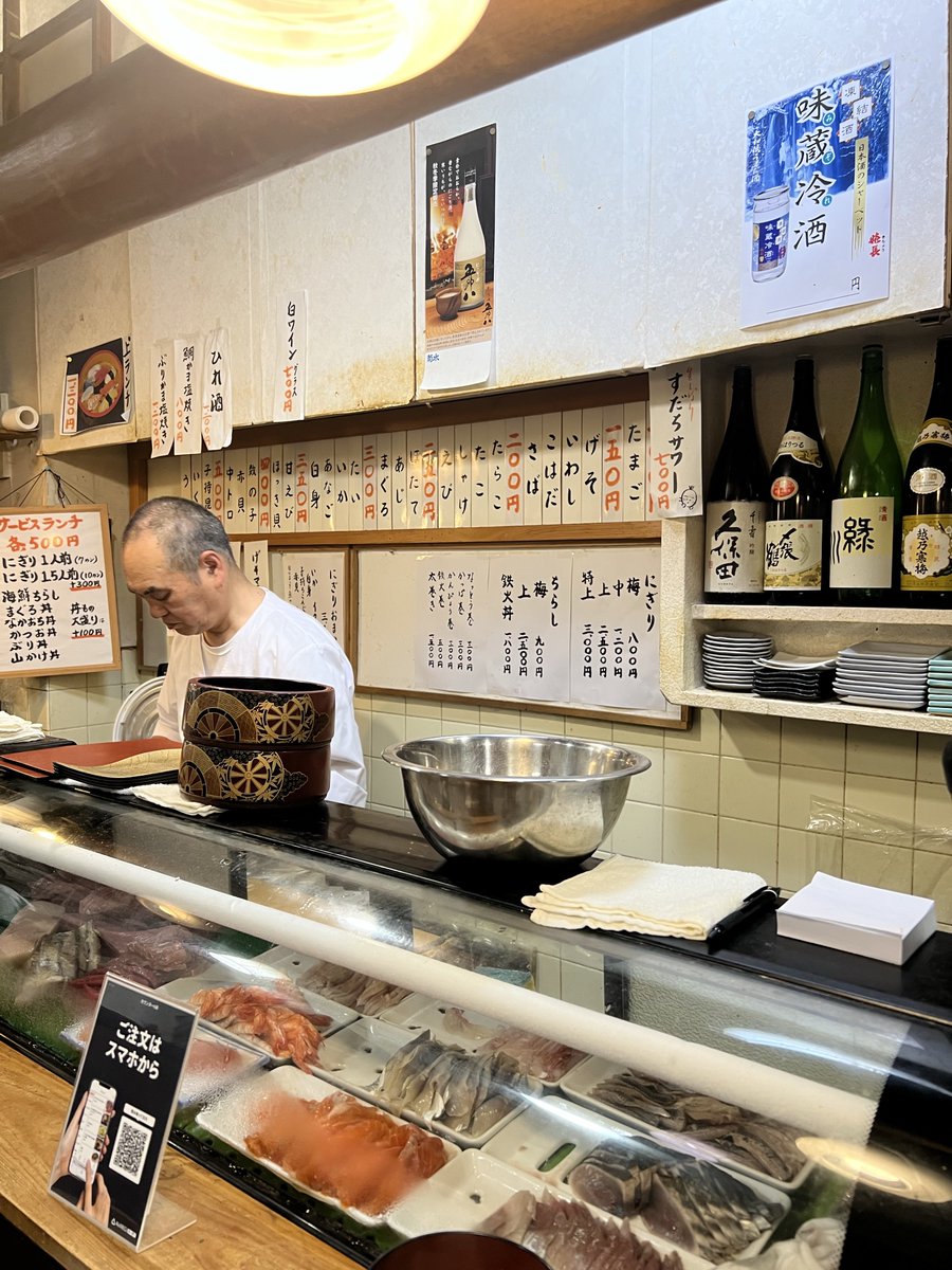 nippon_edit's tweet photo. 梅ヶ丘に「500円で握ってもらえる寿司屋」があり
驚愕の価格でカウンター握り寿司が食える。

【いこま寿司】 東京都世田谷区松原6-4-5 103 小田急線 梅ヶ丘駅 北口 徒歩2分

創業40年超。
70代の大将がカウンターで黙々と握る、昔ながらの町寿司。豊��から毎日仕入れたネタ、ほんのり甘い江戸前の玉子焼き、温かくてやさしいシャリ。

■ランチ (11:00-14:00)
にぎり7貫＋汁物：500円
にぎり10貫＋汁物：800円
海鮮ちらし / まぐろ丼 / ぶり丼 他：500円 (大盛 +100円)

■ディナー (17:00-22:00)
にぎり：800円〜
特上にぎり：2,500円〜
おまかせ握り：3,500円
白虎-BYAKKO-コース：8,000円 (全17品＋追加握り無料)

■ドリンク・サービス
日本酒、焼酎、ワイン各種
酒類注文時に提供される骨せんべいが好評

■店舗情報
定休日：火曜
予約：可
決済：カード(VISA/JCB/AMEX/Diners)、電子マネー、QR決済(PayPay/d払い/楽天ペイ)
備考：全席禁煙、QRオーダー導入済み

■トピックス
TV東京「アド街ック天国」(2026.2.7放送)紹介
SNSやメディアで話題の行列店のため、早めの来店を推奨
何回も「価格を上げた方がいいですよ」と言ってしまう位に カジュアルに本格的なお寿司が食べられる。
しっかりと日本の風情や雰囲気も感じられ、お店の人とのコミュニケーションも取りながら食事ができる。
今は物価高で大変な時代に、貴重なお店となります。

一人でも来やすい雰囲気があり、店全体がアットホームで、また行きたくなるようなお店です🍣

ほんまに美味しかったです！
大将、お店の方々、ごちそうさまでした！

※今回実際に握っているのは、お店の大将ではなく、その従業員のスタッフさんに握っていただいています。スタッフさんも温かくて、どこか家庭的な雰囲気も良かったです。

There is a sushi restaurant in Umegaoka where you can enjoy "counter-served sushi for 500 yen."🫢❤︎

【Ikoma Sushi】 103, 6-4-5 Matsubara, Setagaya-ku, Tokyo (2-minute walk from the North Exit of Umegaoka Station on the Odakyu Line)

In business for over 40 years. This is a traditional local sushi spot where the master, in his 70s, silently prepares sushi at the counter. It features ingredients sourced daily from Toyosu, slightly sweet Edomae-style rolled omelets, and warm, gentle vinegared rice.

■ Lunch (11:00-14:00)
- 7-piece Nigiri + Soup: 500 yen
- 10-piece Nigiri + Soup: 800 yen
- Seafood Chirashi / Tuna Bowl / Yellowtail Bowl, etc.: 500 yen (Large serving +100 yen)

■ Dinner (17:00-22:00)
- Nigiri: from 800 yen
- Special Nigiri: from 2,500 yen
- Omakase Nigiri: 3,500 yen
- Byakko Course: 8,000 yen (17 items total + free additional nigiri)

■ Drinks & Services
- Various Sake, Shochu, and Wine
- The deep-fried fish bone crackers served with alcohol orders are very popular.

■ Shop Information
- Closed: Tuesdays
- Reservations: Available
- Payment: Credit Cards (VISA/JCB/AMEX/Diners), E-money, QR Payments (PayPay/d-barai/Rakuten Pay)
- Notes: Non-smoking throughout, QR code ordering system implemented.

■ Topics
- Featured on TV Tokyo's "Ad-matic Tengoku" (Aired Feb 7, 2026).
- Due to its popularity on social media and news outlets, lines often form; early arrival is recommended.
- It offers authentic sushi so casually that you’ll find yourself telling them, "You really should raise your prices," multiple times.
- You can truly feel the Japanese atmosphere and charm while enjoying conversation with the staff.
- In these times of rising prices, this is a precious and rare establishment.

The atmosphere is welcoming even for solo diners, and the entire shop feels so "at home" that you'll want to come back again .

It was delicious! 
Master and staff, thank you for the meal!
*Note: The sushi pictured/served this time was prepared by a staff member rather than the master himself.

This is a gourmet spot I highly recommend visiting when traveling to Japan as a tourist.👈