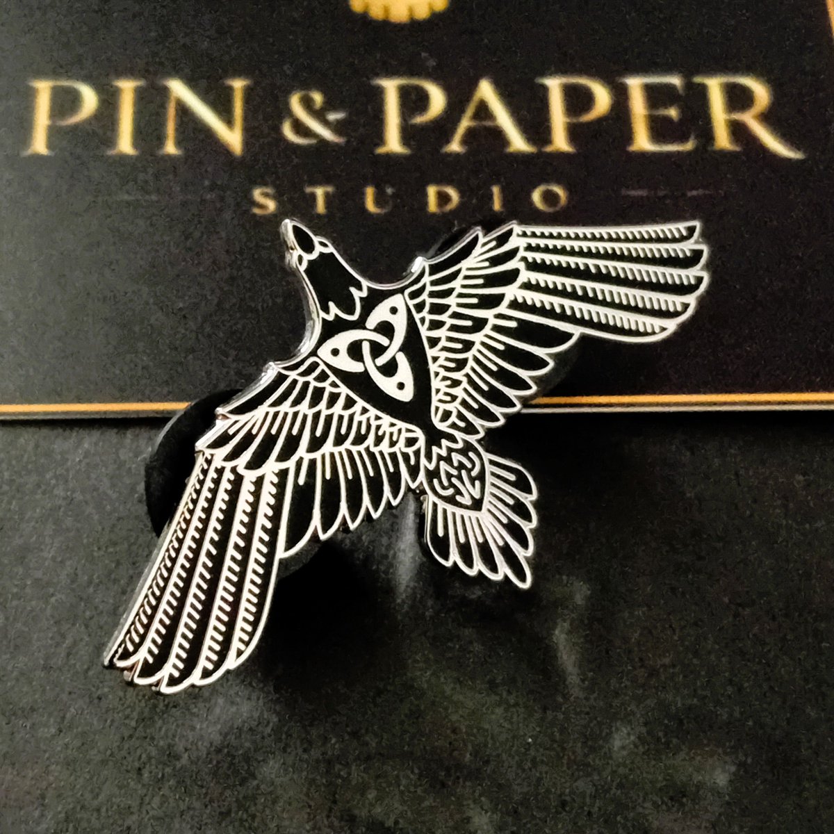 pinpaperstudio's tweet photo. A small piece of mythology, designed for modern collectors.

#DarkAcademia #NorseMythology #RavenPin #EnamelPins #VikingStyle #GothicAesthetic #AlternativeFashion #PinCollecto https://t.co/hIg6zZldYy