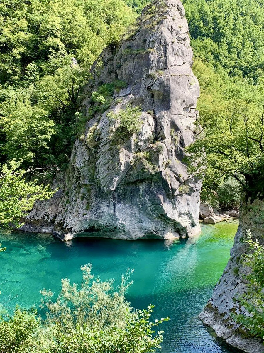 MarianaKoceku1's tweet photo. Sot mora vesh që lumi i Currajve në Nikaj-Mërtur po cënohet nga betonizimi dhe ndërtimi i disa digave. 

Kjo nuk duhet me u leju. Banorët e zonës duhet ta mbrojnë para se të jetë vonë. Çdo ndërhymje në atë lumë të egër asht i pajustifikueshëm. 

U baj thirrje organizatave mjedisore, banorëve, aktivistëve të gjelbër, të organizohen dhe ta kenë në vëmendje nji pasuni natyrore siç asht lumi i Currajve në Nikaj-Mërtur. 

Nuk ka pasë ndonjëherë kohë ma të mirë për me vepru!