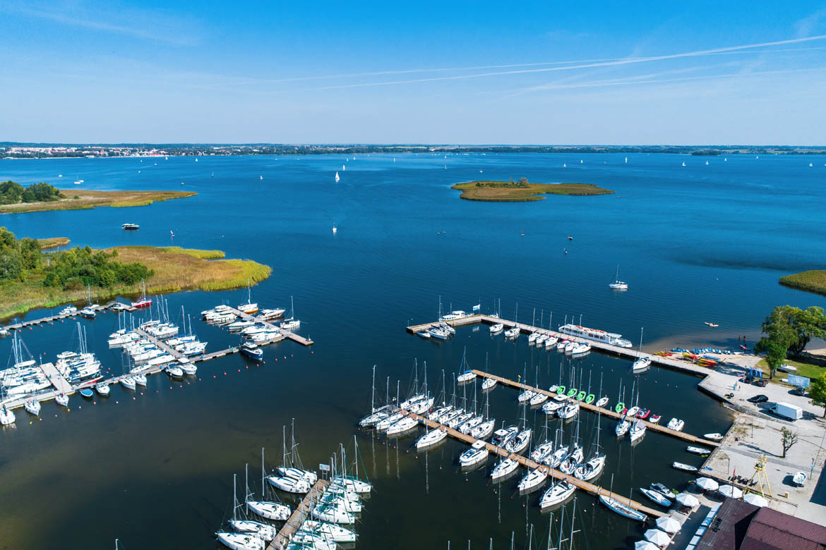 Polen_Travel_NL's tweet photo. ⛵️Zin in waterpret? Ontdek de route van de Grote Mazurische Meren: zeilen, kajakken, zwemmen en relaxen tussen eindeloze meren, groene bossen en sfeervolle havenstadjes. 
https://t.co/IsPMD4euTH https://t.co/LSXRCYsgk9