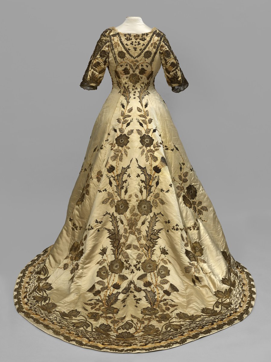 wikivictorian's tweet photo. Coronation dress worn by Queen Mary, 1911. Royal Collection. https://t.co/dTuuxjWI8t