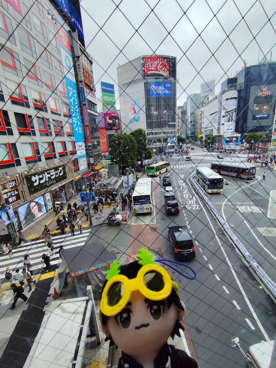 Fk36468's tweet photo. 久しぶりに東京を満喫🚶‍➡️
Zepp羽田では最後列でペンラ振り回し、今朝は穴守稲荷でパワーもらった🦊　あとサッカーファンが集まり始めた渋谷、最後は昔からファンの上野の「みはし」へ🍨 https://t.co/XDr9uBpMTX