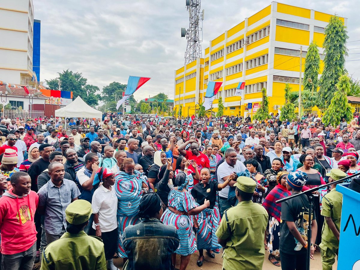 joeselasini's tweet photo. Sasa ni wazi hawataki kumwachia LISSU maana moto wake utakuwa mkubwa kuliko huu wa HECHE.

Walikiweka chama kabatini na kudai kimekufa. Baada ya miezi miwili ya kampeni free Lissu na katiba wameamua kukimbilia msaada wa polisi.

CCM kwisha, kwisha, kwisha kabisa. https://t.co/MX7OZtRLnA