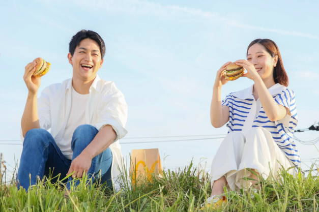 fs_gossips's tweet photo. Riku Miura and Ryuichi Kihara will make their debut in a McDonald’s commercial, appearing together in a summer-themed Big Mac and Coca-Cola campaign.

"This is the first time we’ve ever eaten so many Big Macs in our lives." 🍔🍟

Miura commented, "We got to enjoy the food while filming." Kihara added, "After the director called ‘cut,’ I snuck another bite. I also had some fries (laughs)."

photo Nikkansports 

#iceskate #iceskating #フィギュアスケート #figureskate #figureskating