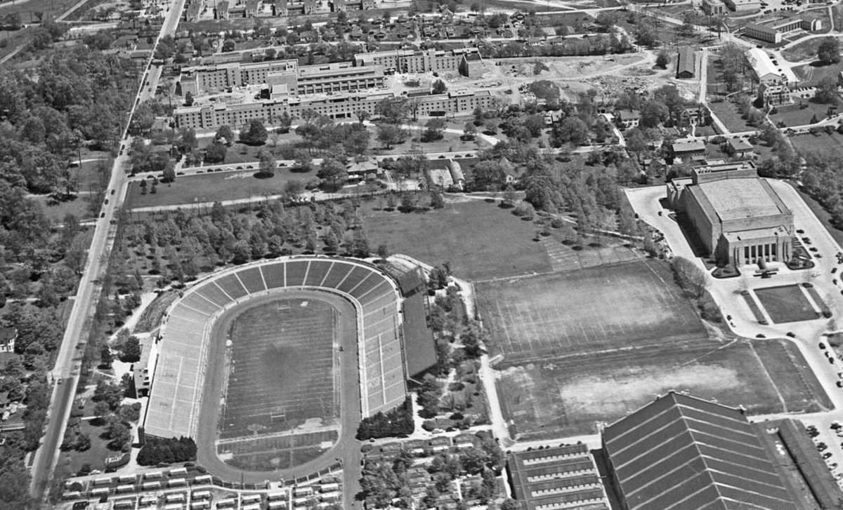 iufbcommenter's tweet photo. @CrimsonCast Here's another aerial from a similar perspective -- this one is from 1949. What's really interesting is the additional level of temporary stands on the south side. There were also more in the northeast corner of the horseshoe (look close for the footings) https://t.co/ULhc7ZTXkY