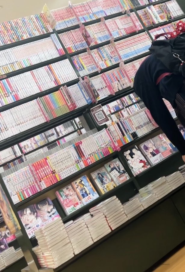 fugu072's tweet photo. 本屋に来ると

睡眠時間を犠牲にしてでも
続きが気になる作品ってあるよね.. https://t.co/1y2p8NN4eS