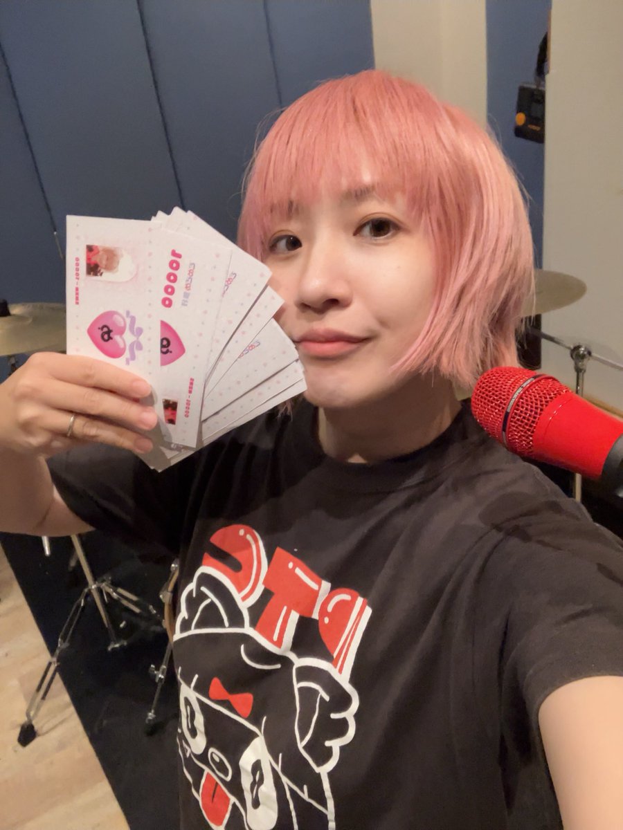 samezame_tweet's tweet photo. ❤️‍🔥ライブは明日❤️‍🔥

このタイミングでチケットを購入する人がいるとしたら、あなたは逞しいと思うよ！！
さっきまで一人でスタジオ練習してきた！私のやる気で台風よ、それてくれやぁ！！
明日も偽札ばら撒いてやるぅ💴

さめざめ presents 「ピンク大作戦〜3MAN〜」

2026年6月27日(土) 📍下北沢CLUB251 OPEN 18:00 / START 18:30
 さめざめwith バナナとドーナッツ
M1LKYWAY 破滅ロマンス

🎫 一般 ¥3,500（+1D） 学生 ¥2,500（+1D）
来場者特典：ピンク大作戦ステッカー

チケット
https://t.co/HkCu3hDfVr
