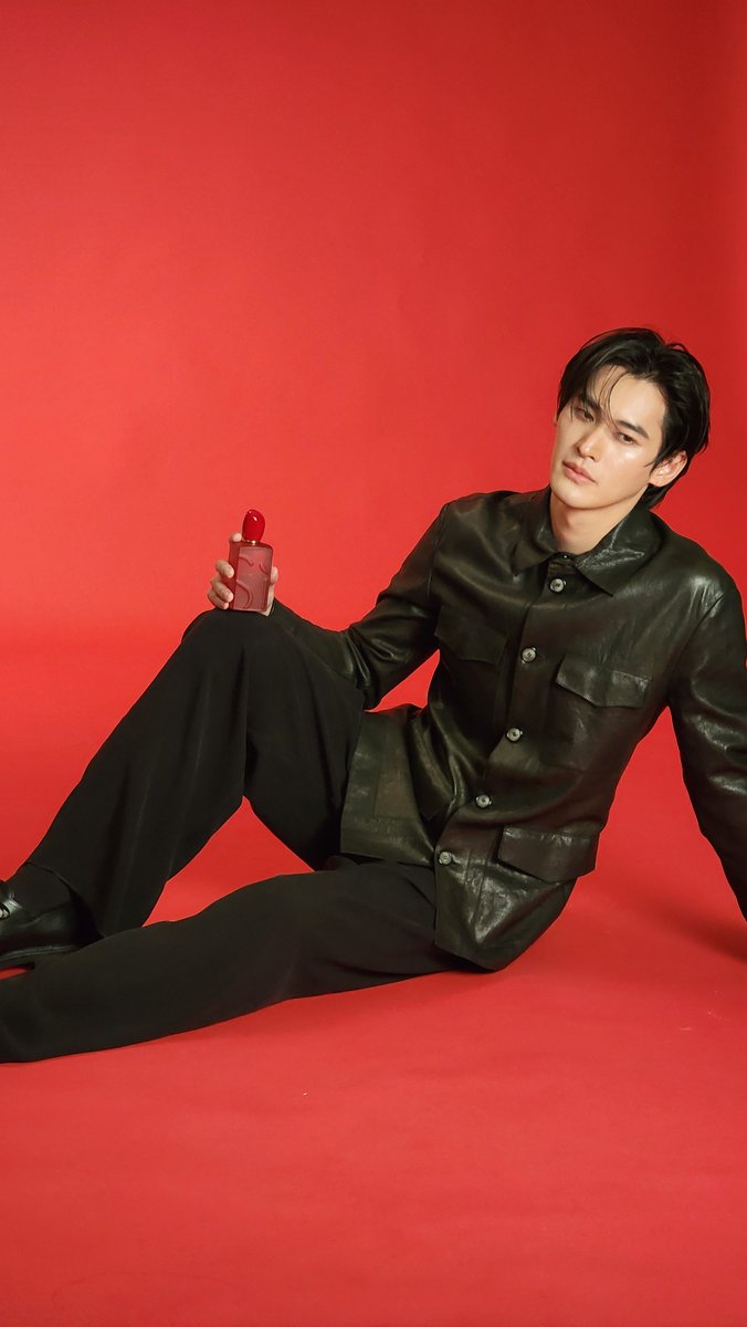 stmdthailand's tweet photo. GIORGIO ARMANI 
Si Passione Red Bloom 

ถ่ายทอดตัวตนอันแตกต่างของมวลดอกไม้ที่ทั้งกล้าหาญและน่าหลงใหล
ราวกับการเบ่งบานอย่างเต็มที่ ของความมีชีวิตชีวา 
โดย Si PASSIONE
RED BLOOM สะท้อนความเป็นผู้หญิงที่กล้า สดใส และเปี่ยมด้วยความสุข
Kao Armani Si Ambassador

#KaoXSiBloom https://t.co/UN96YXRNAo