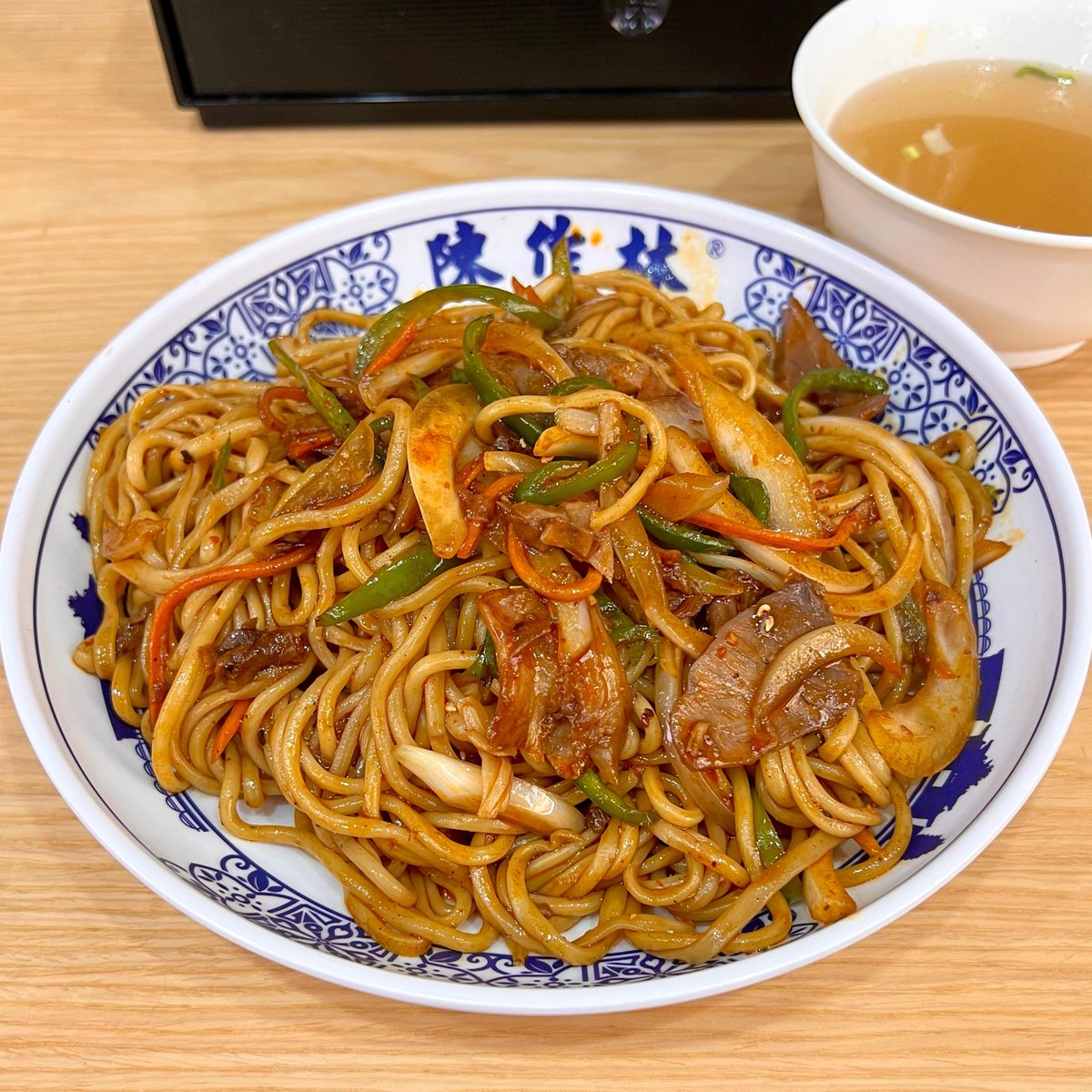 mitsuki_y1216's tweet photo. コシの強い焼きそばがあったらな…と思っている方に朗報！

蘭州で創業40年、400店舗を展開する「蘭州陳記牛肉麺 」の牛肉焼きそばがとんでもないコシ強で激うまでした✨

恐らく汁ありの牛肉麺と同じ手延べ麺に牛ハラミのような旨味たっぷりの牛肉と程よいスパイス感。
最後に残る具材だけはクミンと花椒が濃縮されて火薬のような味がします(褒めてる)

焼きそばには適応されなさそうですが暖簾に気になる文字が👀大盛りも無料だそうです！

【蘭州陳記牛肉麺 池袋本店】