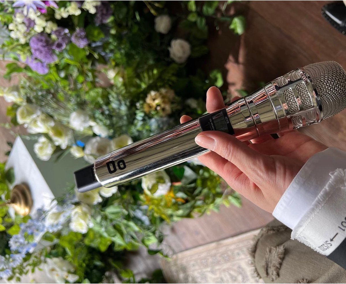 haemjjitokki's tweet photo. doyoung's silver djj mic 🩶🥹 https://t.co/h1Gi7bbEsf
