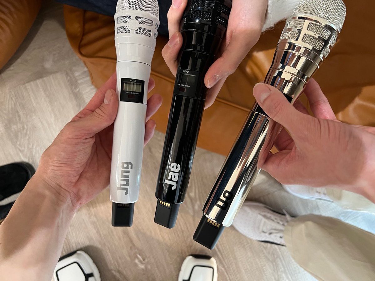 haemjjitokki's tweet photo. doyoung's silver djj mic 🩶🥹 https://t.co/h1Gi7bbEsf