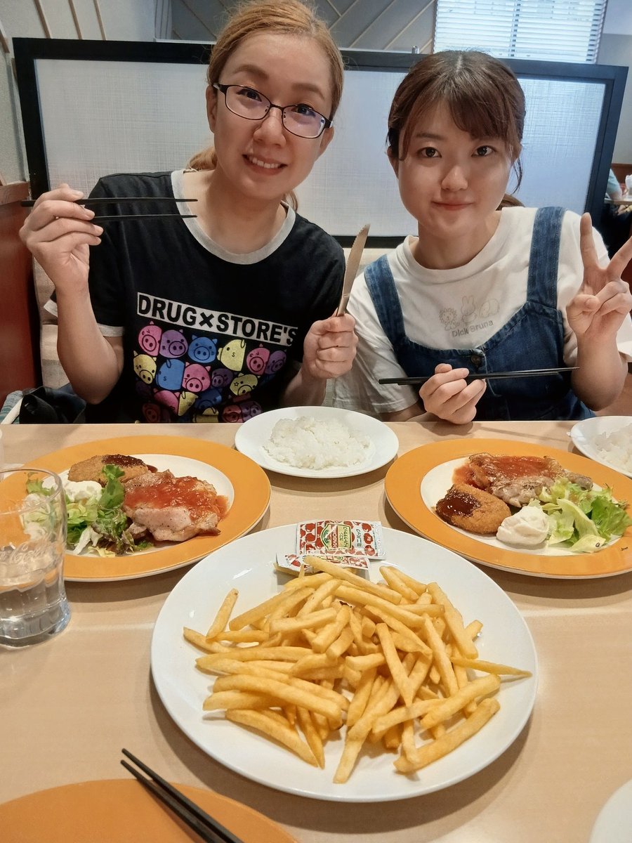 KSP_shadows's tweet photo. 本日は東京は葛飾区の小学校で「ジャックと豆の木」公演🫛🐓

体育館の冷房完備でも、ヨッシーは汗だくでした💦(なんで？)
公演後はしっかり塩分補給です。

明日は台風が来るみたいです🌀皆さまお気をつけて〜

#ジャックと豆の木 
#めんどり https://t.co/a2a2iEE1ap