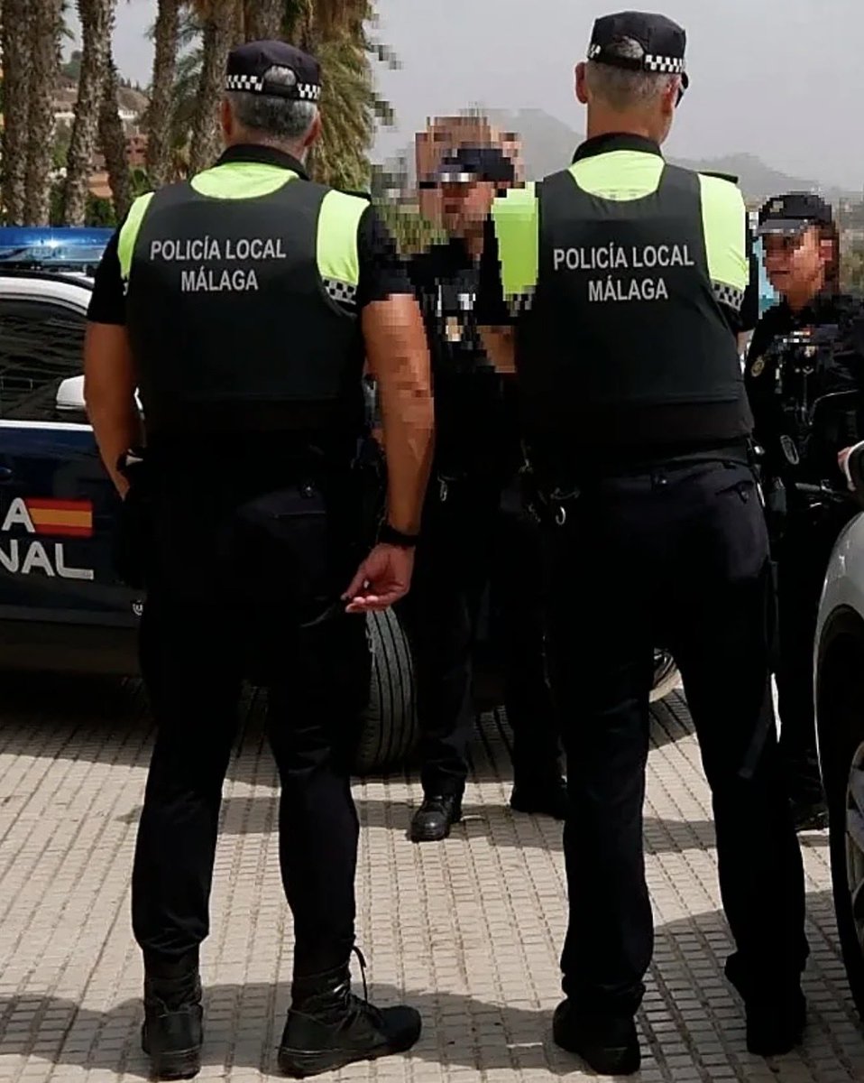 contrastado's tweet photo. Un magrebí de 28 años apuñala 6 veces a un hombre de 36 años con unas tijeras y le roba el móvil y 70€ en Málaga.
La madre del hombre también resultó apuñalada en un brazo al tratar de impedir la agresión.
El hombre fue evacuado al hospital, igual que su madre
…Esto va a peor🤦‍♂️ https://t.co/PvTiGq7TAo